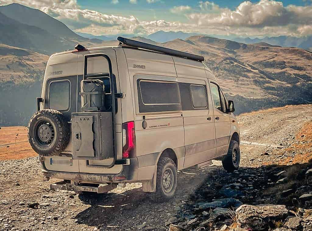 Hymer Grand Canyon S in spanischen Bergen mit Heckaußenausstattung von Dutchvanparts.